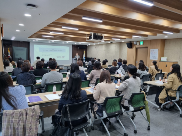세종시 보건교사들이 5일 열린 보건교사 2인 배치학교 운영 설명회에 참여하고 있다.