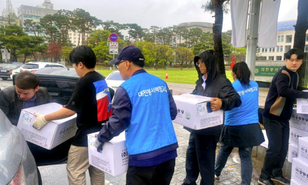 5일 대전시청 남문 광장에서 대전시사회서비스원이 대전봉사체험교실로부터 사골을 후원받아  6개 사회서비스 단체 및 기관에 전달했다.