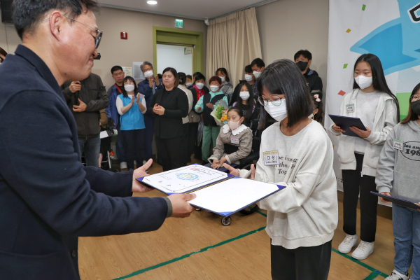 당진시 장애인의 날 맞아 표창패 전달 모습