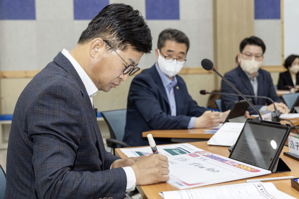 최충규 대덕구청장이 ‘청렴 수(秀)’ 게시판에 게시될 첫 글을 폼보드에 작성하고 있다.