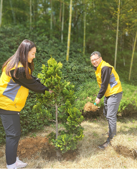 김공수 영남본부장(오른쪽)이 6일 영남본부 직원과 함께 나무심기 활동을 하고 있다