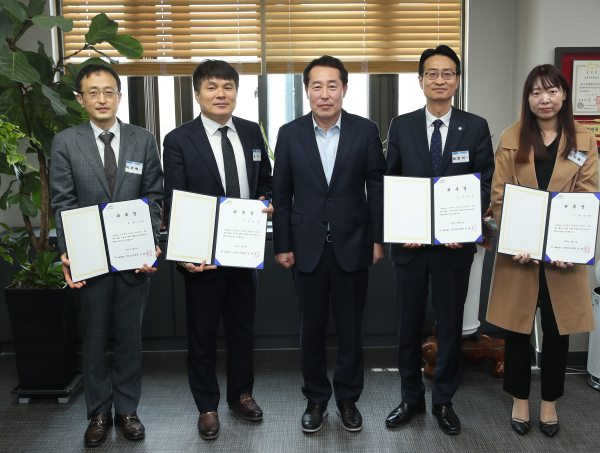 한국수자원공사 예방감사관 외부위원 위촉식에 참석한 강래구 한국수자원공사 상임감사위원(사진의 가운데)과 위원들이 기념촬영을 하고 있다. (사진의 왼쪽부터 이주복 노무사(노무법인 하이에치알), 권혁 부장(국가철도공단), 강래구 상임감사위원, 송은석 변호사(송은석 법률사무소), 임지혜 변호사(법무법인 씨앤아이))