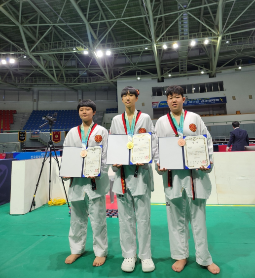 왼쪽부터 오정중 강시진(L-헤비급3위), 지영진(밴텀급1위),양승권(헤비급3위)