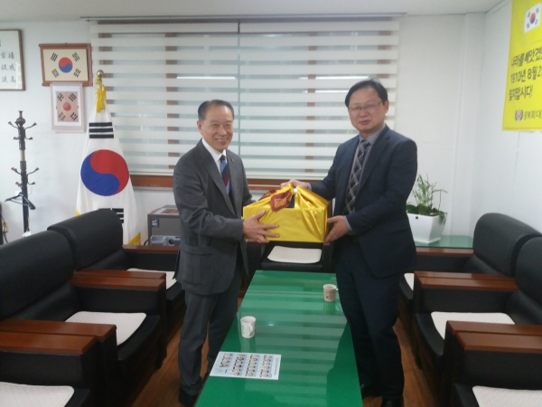 강만희 대전지방보훈청장(오른쪽)이 양기탁 애국지사의 손자인 양준영 광복회 대전지부장(왼쪽)에게 대통령 명의 위문품을 전달하고 있다.