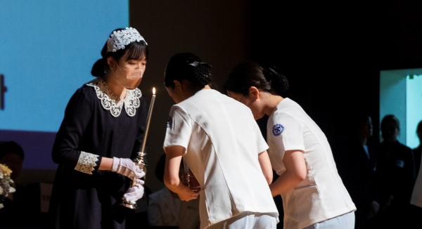 7일 ‘제10회 나이팅게일 선서식’에서 영 나이팅게일(졸업생)에게 촛불을 건네받고 있다.
