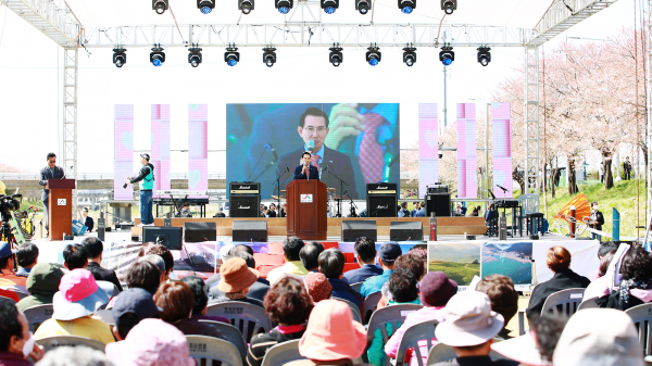 이완섭 서산시장이 지난 8일 해미천 일원에서 열린 제4회 해미 벚꽃축제 개막식에서 인사말을 하는 모습