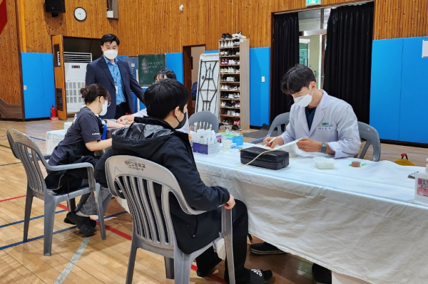 4월 10일부터 11일까지 양일간 태안 유류사고 지역 중고생을 대상으로 8차 건강영향조사를 진행한다. 건강영향조사 현장 모습.