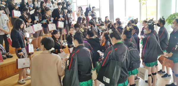 세종국제고에서 대만문화고 대표단을 반갑게 맞이하고, 교류 활동을 하고 있다.