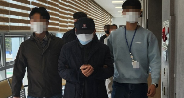 대전 서구 둔산동에서 대낮에 음주운전을 하다가 초등학생을 치어 사망케 한 60대 피의자가 구속 전 피의자신문을 받기 위해 대전지법으로 들어가고 있다.