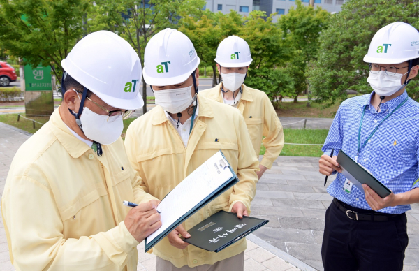 사업장 안전관리 수준을 점검 중인 김춘진 사장 * 한국농수산식품유통공사 김춘진 사장(좌측 1번째)