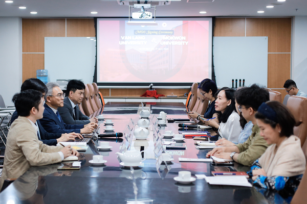 지난 5일 오전 베트남 호찌민 반랑대에서 목원대와 반랑대 관계자 등이 업무협약을 체결한 뒤 기념촬영