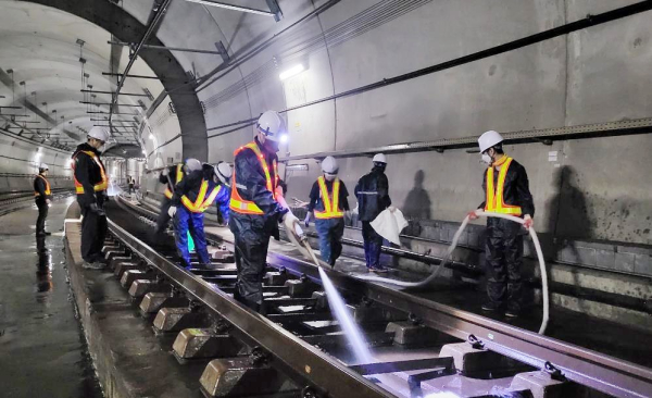 도시철도 운행이 종료된 11일 새벽, 공사 직원들이 미세먼지 제거를 위해 지하터널 물청소를 실시하고 있다.