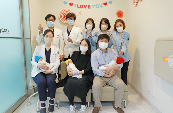 앞줄 오른쪽부터 세쌍둥이 부모(김태은·배혜원), 산부인과 정예원 교수, 뒷줄 왼쪽부터 산부인과 유헌종 교수, 신생아중환자실장 이병국 교수, 산부인과 임설화 운영간호사, 분만실 정지연 수간호사, 신생아중환자실 김민정 수간호사