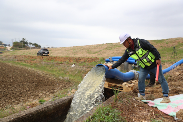 11일 한국농어촌공사는 국내 최초로 개발한 이동식 모듈형 사이펀 시연회를 개최하였다.