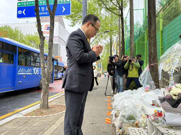 이원석 검찰총장이 11일 대전 둔산동 스쿨존 음주 사망사고 현장을 찾아 추모했다.