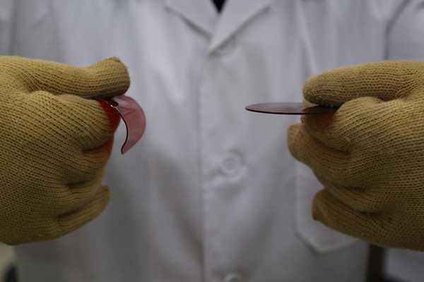 TVB기반 역가황 고분자(오른쪽)와 기존 역가황 고분자(왼쪽)의 강도 차이.