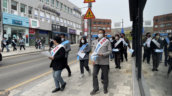 13일 서산동부전통시장 일대에서 열린 물 절약 홍보 거리 캠페인 모습