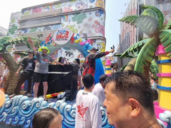 송크란축제 퍼레이드 현장 모습