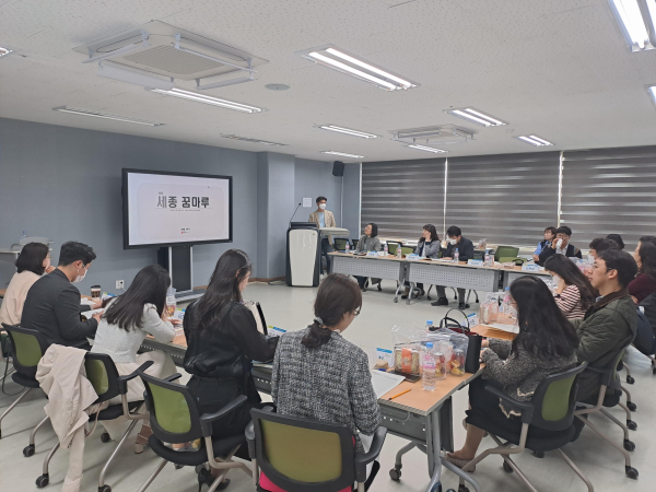 꿈마루교실 대상교와 영역단위 대상교 업무담당교사 및 촉진자들이 10일, 14일 2일간 학교교육지원센터에서 협의회를 실시했다.