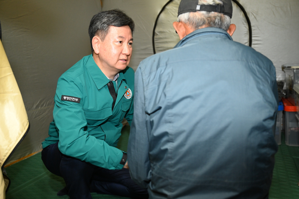 이재민을 만나 위로를 전하는 한 차관