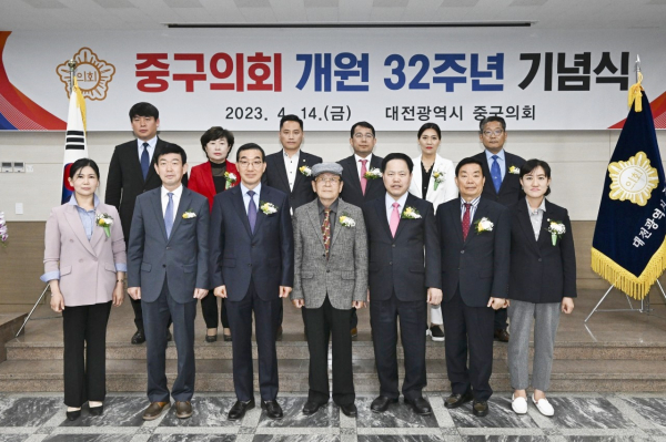 둘째줄 왼쪽부터 : 오은규 의원, 김옥향 의원, 안형진 의원, 김석환 의원, 유은희 의원, 류수열 의원첫째줄 왼쪽부터 :오한숙, 의원, 육상래 부의장, 김광신 구청장, 정종섭 중구의정회장, 윤양수 의장, 이정수 의원, 김선옥 의원