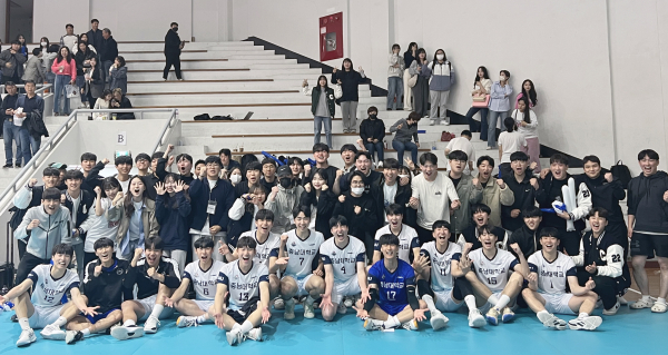 충남대 배구부, U-리그 파죽의 2연승 후 단체사진