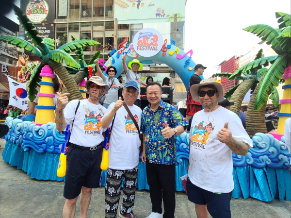 배재대 정강환(왼쪽 둘째) 관광경영학과 교수와 유타삭(왼쪽 셋째) 수파손 태국관광청장 등이 태국 송끄란축제에서 보령머드축제를 알리고 있다.