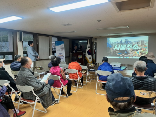 지난 13일 석교동행정복지센터에서 열린 석교1지구 지적재조사사업 주민설명회에서 찾아가는 도로명주소 홍보 모습