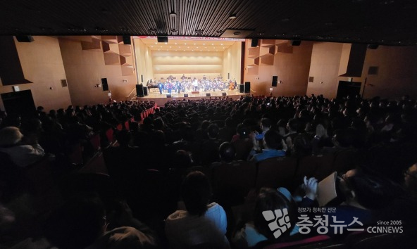충청뉴스가 후원하는 충청브라스밴드오케스트라 창단연주회가 16일 한밭대 아트홀에서 성황리에 개최됐다.&nbsp;