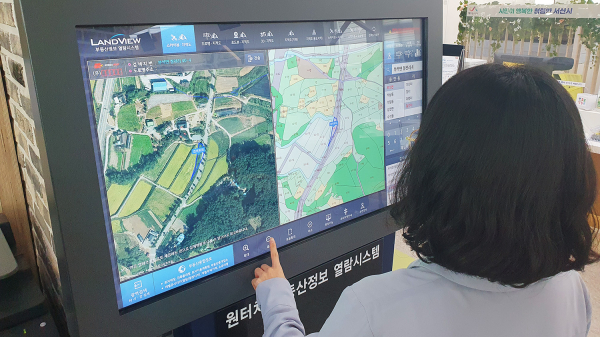 시청 종합민원실에서 시민이 부동산정보 민원열람시스템을 이용하는 모습