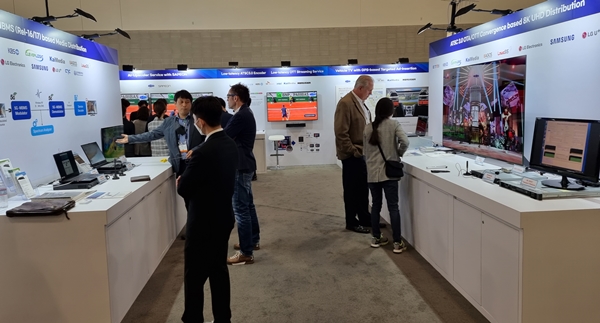 ETRI가 지난 2022년 NAB에서 MIMO 기반 8K기술, OTT연동 8K 서비스 기술 등을 관람객 에게 설명하는 모습