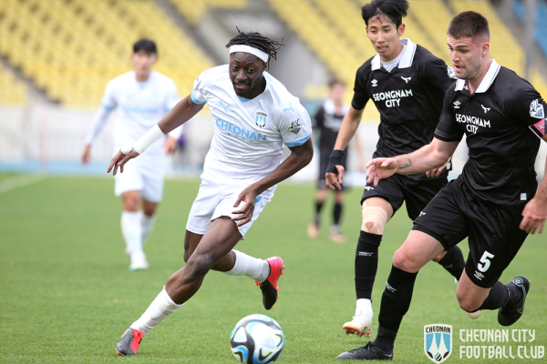 7라운드 성남과 경기에서 상대 측면을 돌파하고 있는 천안시티FC 바카요코