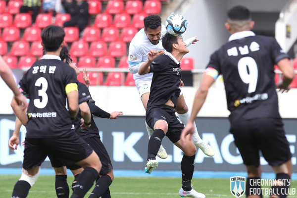 7라운드 성남과 경기에서 헤딩슛을 시도하고 있는 천안시티FC 모따
