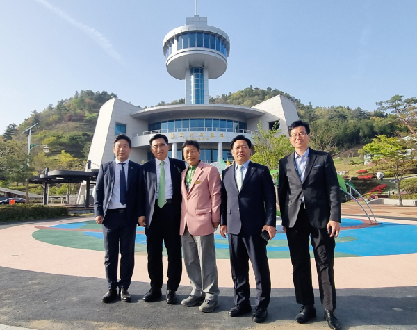 한국차문화공원 현장 사진 * 한국농수산식품유통공사 김춘진 사장(좌측2번째)