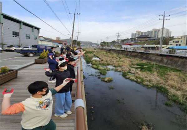 지난 14일, EM 흙공 던지기 행사 진행 모습