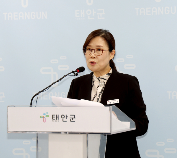 19일 군청 브리핑실에서 브리핑 중인 문경신 가족정책과장.