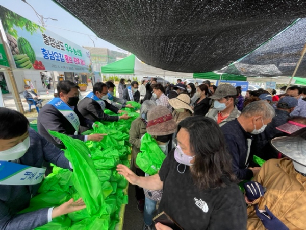 지난 2022년 내포직거래 목요장터 개장식에서 충남세종농협 임직원들이 지역주민에게 농산물을 무료로 나누어 주고 있다.