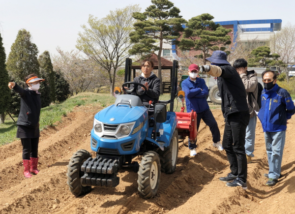 지난 12일 태안읍에 위치한 농업기술센터 농기계임대사업소 실습장에서 농기계 실습 교육을 받고 있는 지역 농업인들.