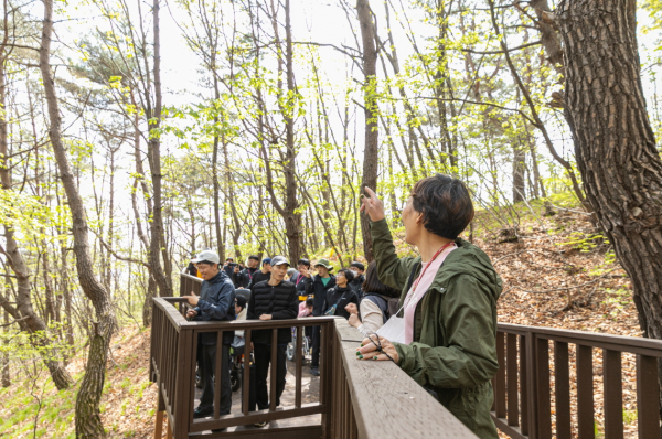 지난 17일 경북 영주시 봉현면·예천군 국립산림치유원 숲길에서 ‘나눔숲 소통캠프’에 참여한 중증장애인 생활시설 ‘함양 연꽃의 집’ 장애인과 사회복지사가 산림복지프로그램을 체험하고 있다.