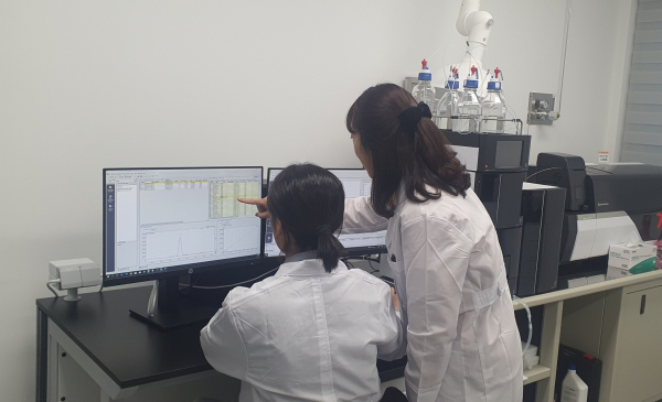 농산물안전분석실 잔류농약 분석 모습