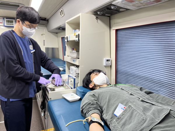 국립산림치유원 직원이 20일 경북 영주시 봉현면 테라피로 산림치유원 안내센터 인근 채혈버스에서 단체헌혈에 참여하고 있다.