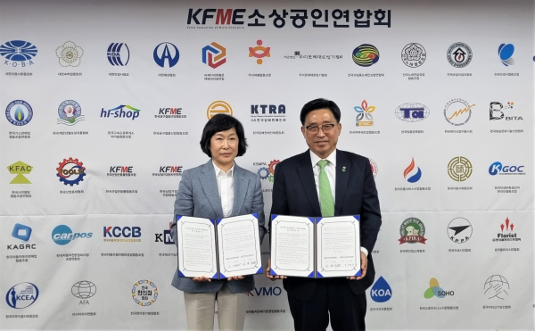 한국농수산식품유통공사-소상공인연합회 업무협약 * 김춘진 한국농수산식품유통공사 사장(우측), 오세희 소상공인연합회 회장(좌측)