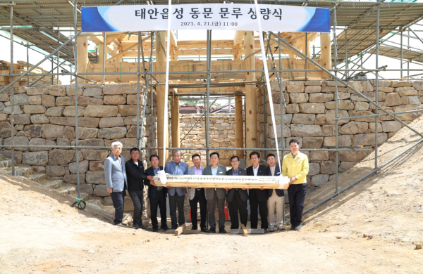 21일 태안읍 남문리 태안읍성 동문 문루 복원 현장에서 진행된 상량식 모습.