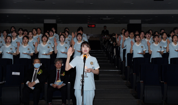 21일 오전 교내 인문대 대강당에서 진행된 제29회 나이팅게일 선서식에서 간호학과 3학년 송수연 학생이 대표로 촛불 점화식과 동시에 나이팅게일 선서를 하고 있다.