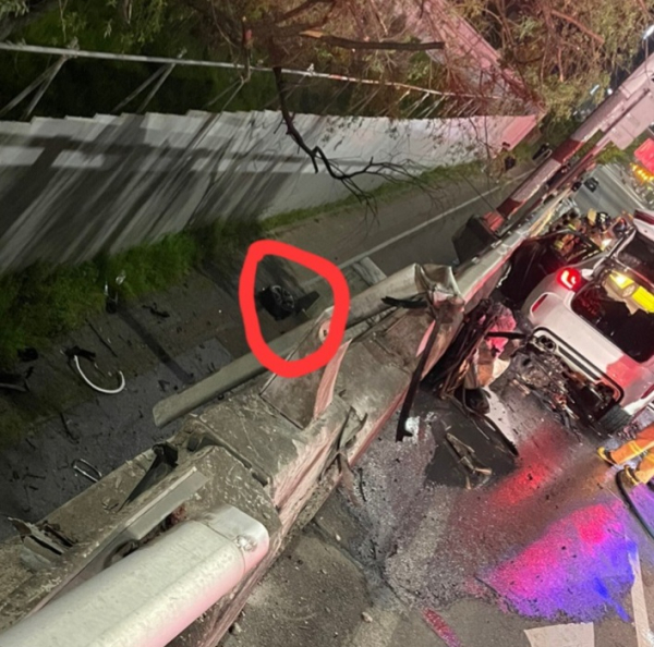 음주운전 차량의 타이어 한 짝이 인도로 떨어진 모습.