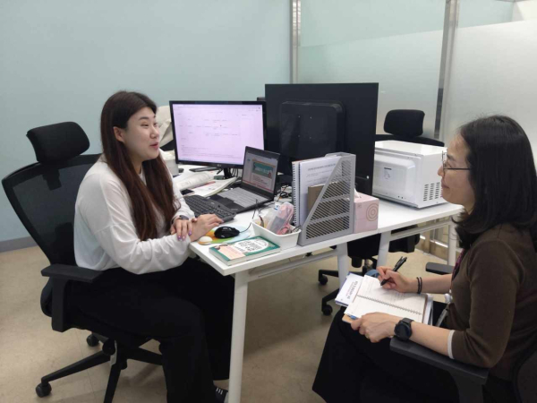지역주도형 청년일자리사업 참여기업을 찾아 상담 중하는 중구청 공무원(오른쪽)