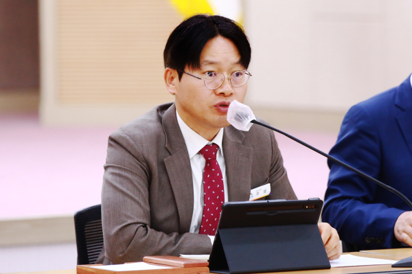 24일 시청 대회의실에서 구상 서산시 부시장이 2024년 외부재원 확보 추진상황 보고회를 주재하는 모습