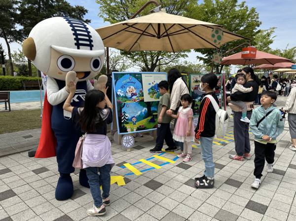 국가철도공단 마스코트 레일로가 지난 22일 행구수변공원에서 ‘지구야 사랑해’ 행사에 참여하여 원주시민들을 만나고 있다.