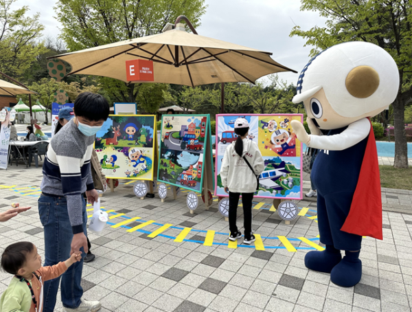 국가철도공단 마스코트 레일로가 지난 22일 행구수변공원에서 ‘지구야 사랑해’ 행사에 참여하여 원주시민들을 만나고 있다.