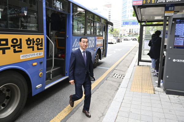 ‘개인차 없이 출근하는 날 캠페인’에 동참하는 김광신 중구청장